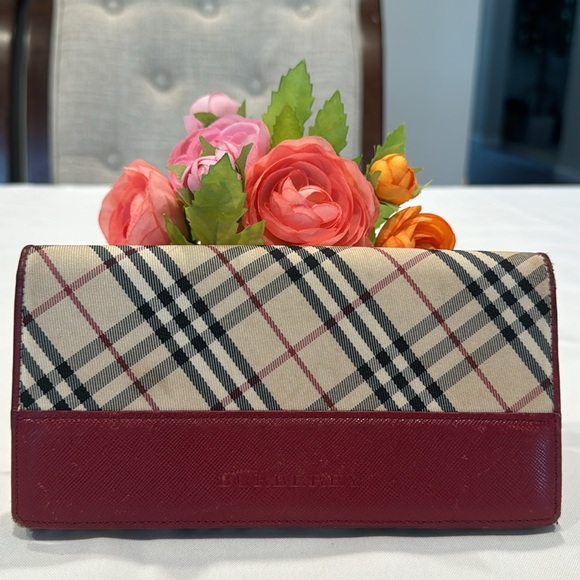 Authentic Burberry kisslock wallet - Picture 2 of 10